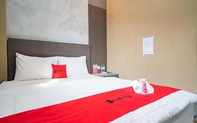 RedDoorz near Wisata Paribendo Lawang